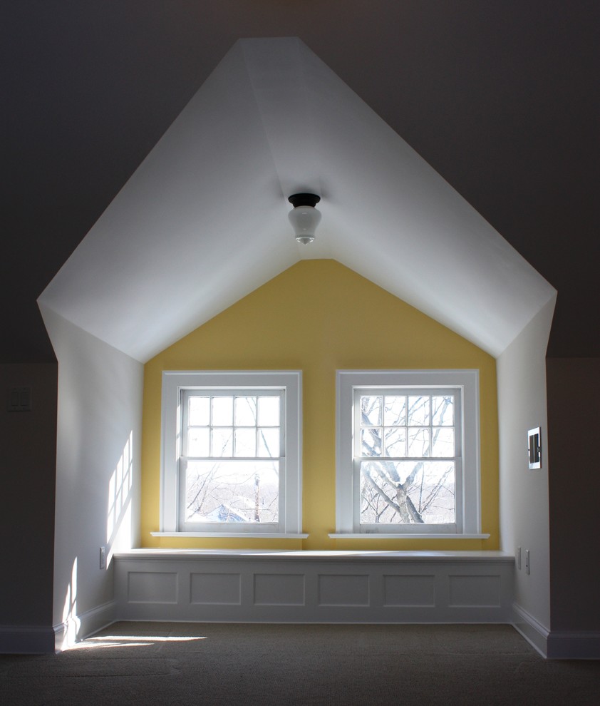 Идея дизайна: гостевая спальня среднего размера, (комната для гостей) в классическом стиле с желтыми стенами и ковровым покрытием без камина