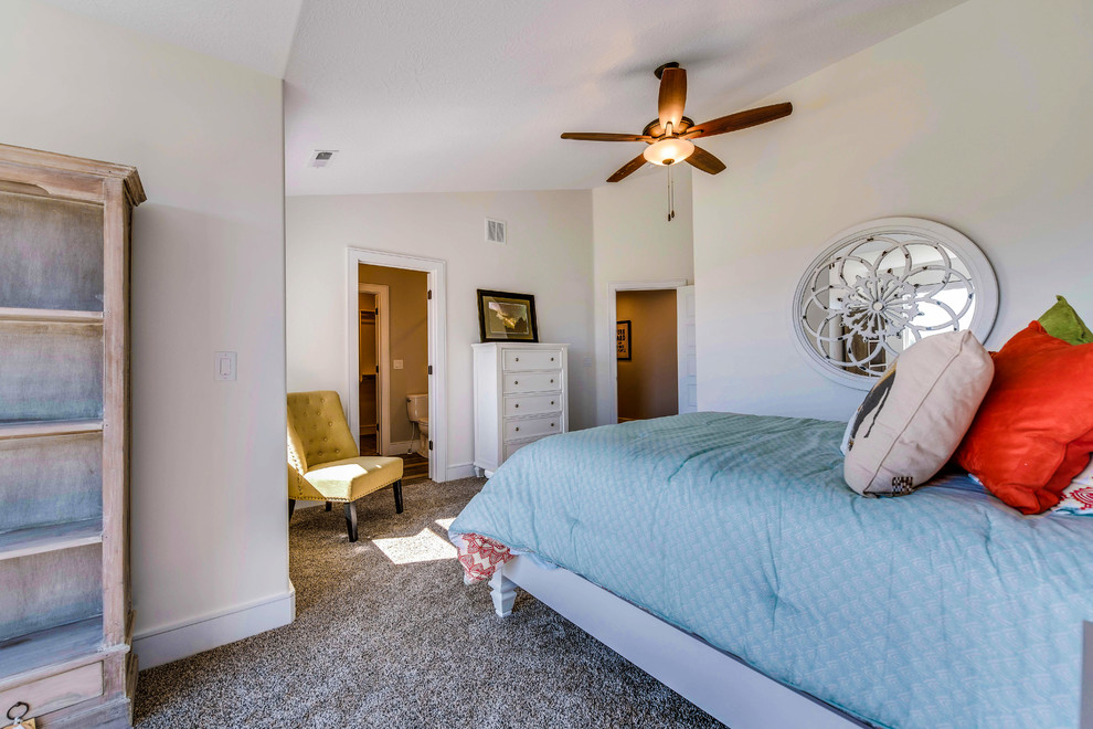 Diseño de habitación de invitados contemporánea de tamaño medio sin chimenea con paredes multicolor, moqueta y suelo marrón