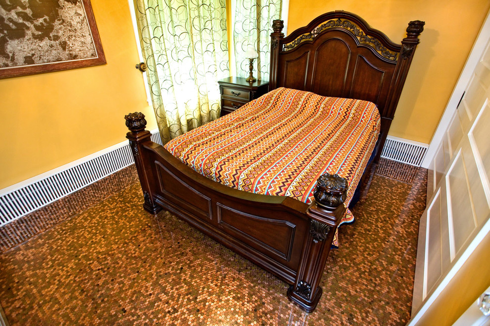 Stilmix Schlafzimmer mit gelber Wandfarbe in Minneapolis
