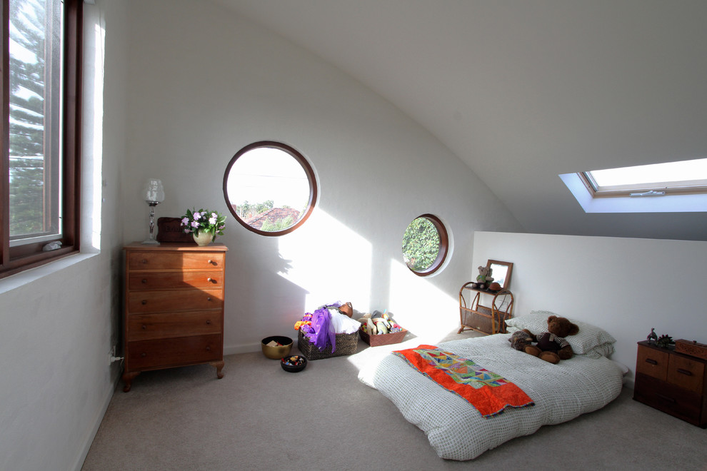 Idéer för små funkis sovloft, med vita väggar, heltäckningsmatta och beiget golv