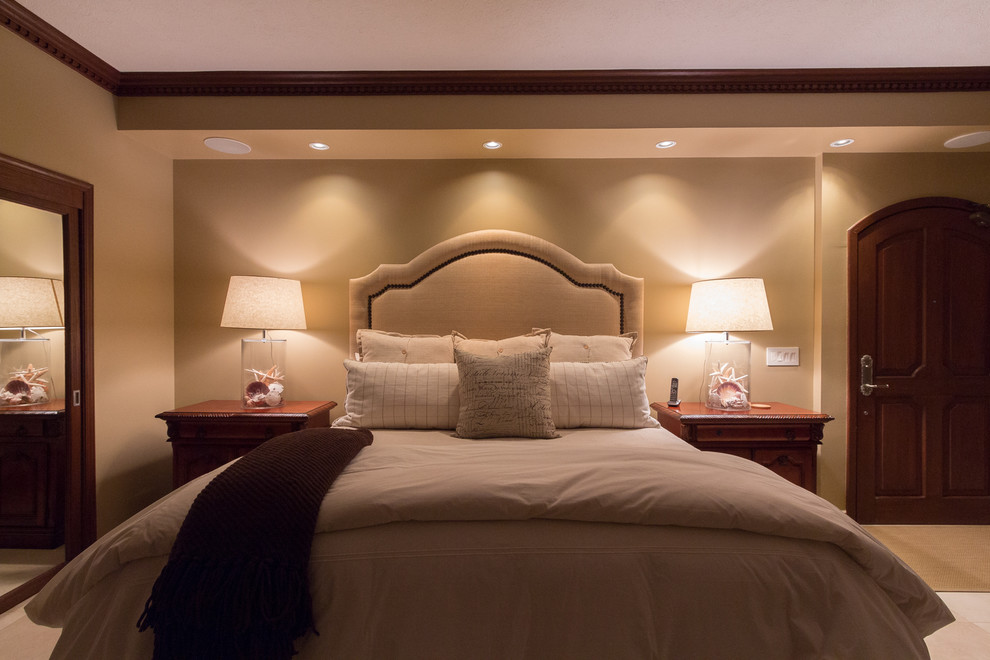 На фото: большая гостевая спальня (комната для гостей) в морском стиле с бежевыми стенами и полом из известняка с
