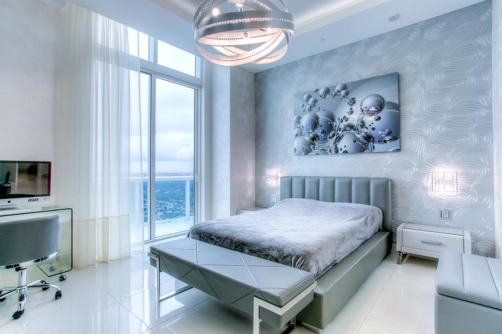 マイアミにある広いコンテンポラリースタイルのおしゃれな客用寝室 (グレーの壁、磁器タイルの床、暖炉なし)