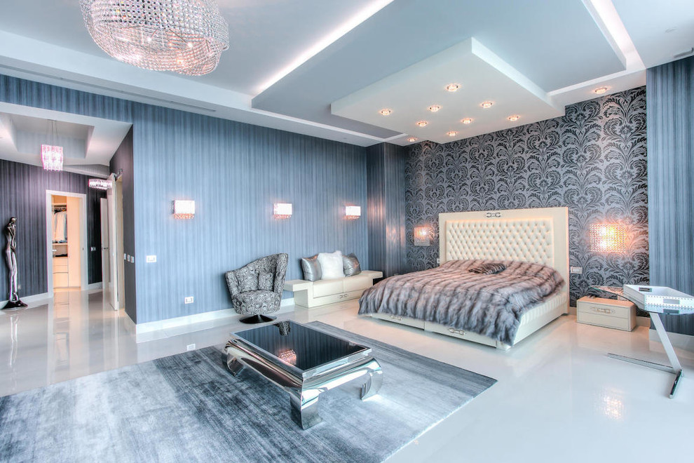 Modelo de dormitorio principal actual extra grande sin chimenea con paredes multicolor y suelo de baldosas de porcelana