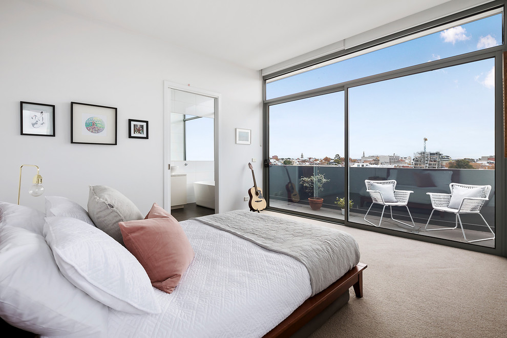 На фото: спальня в стиле модернизм с белыми стенами, ковровым покрытием и бежевым полом