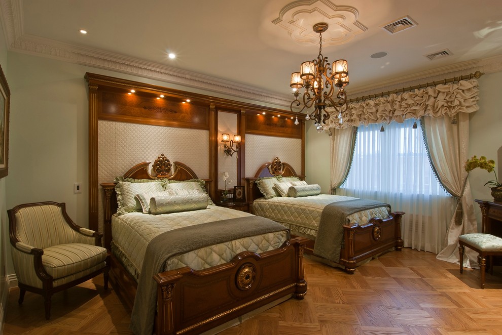 Diseño de dormitorio principal tradicional grande con paredes verdes y suelo de madera en tonos medios