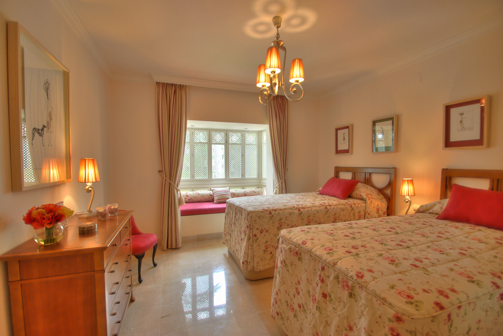 Großes Mediterranes Gästezimmer mit beiger Wandfarbe, Marmorboden und beigem Boden in Sonstige