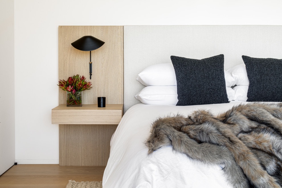 Идея дизайна: гостевая спальня среднего размера, (комната для гостей) в современном стиле с белыми стенами, светлым паркетным полом и бежевым полом