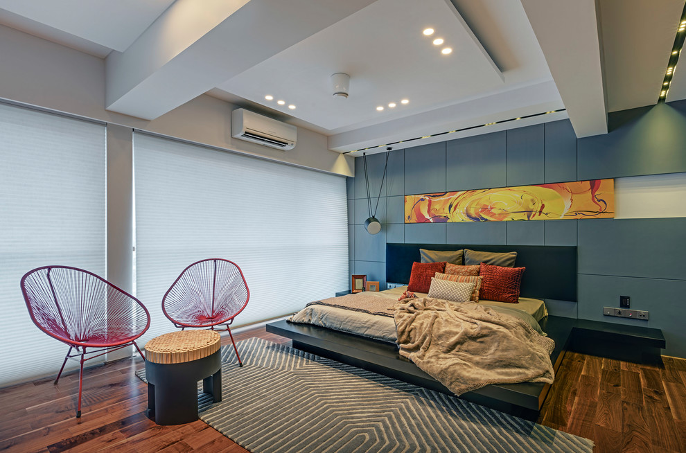 Mittelgroßes Modernes Schlafzimmer mit dunklem Holzboden und braunem Boden in Mumbai