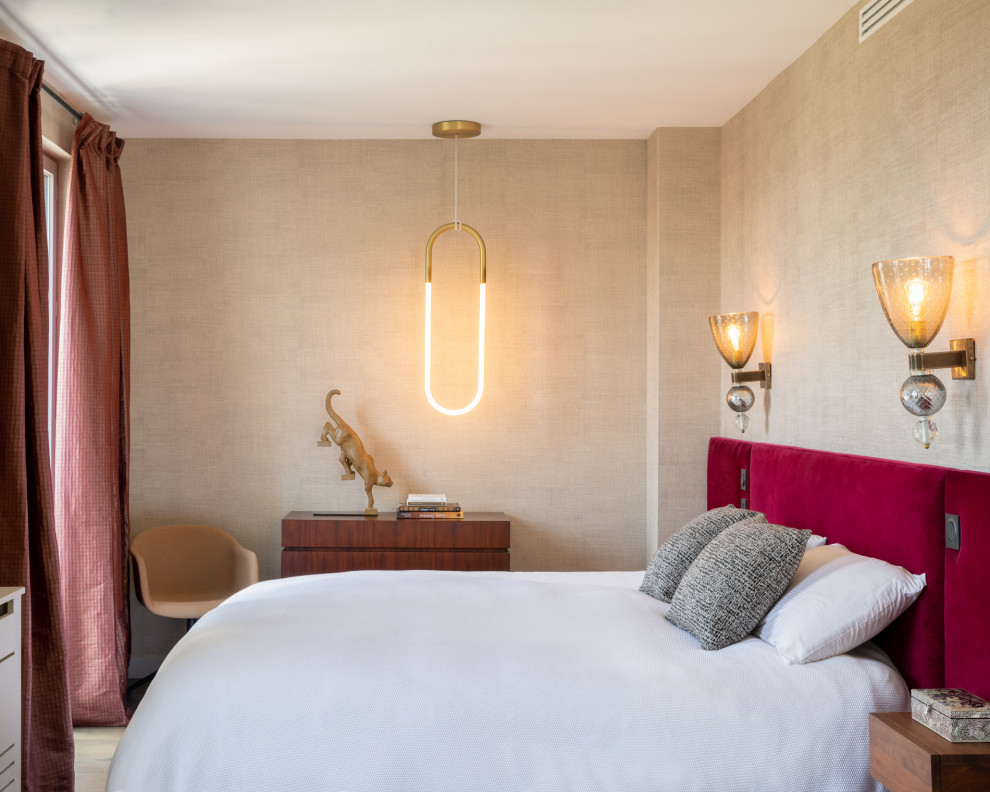 Großes Modernes Hauptschlafzimmer mit beiger Wandfarbe, dunklem Holzboden, braunem Boden und Tapetenwänden in Paris