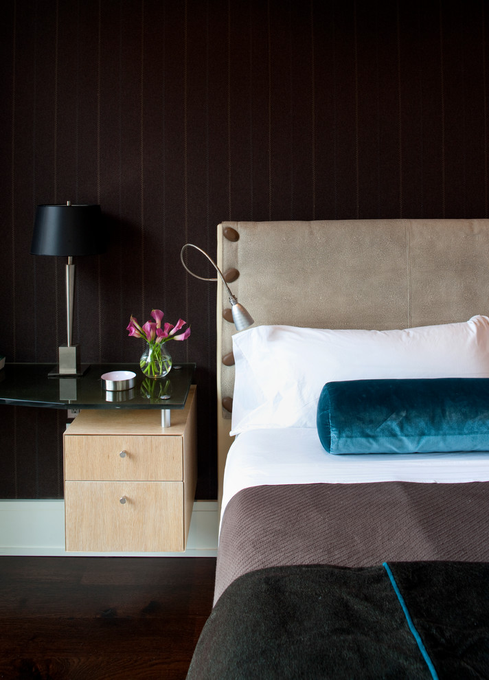 Пример оригинального дизайна: гостевая спальня среднего размера, (комната для гостей) в современном стиле с черными стенами, темным паркетным полом и коричневым полом без камина