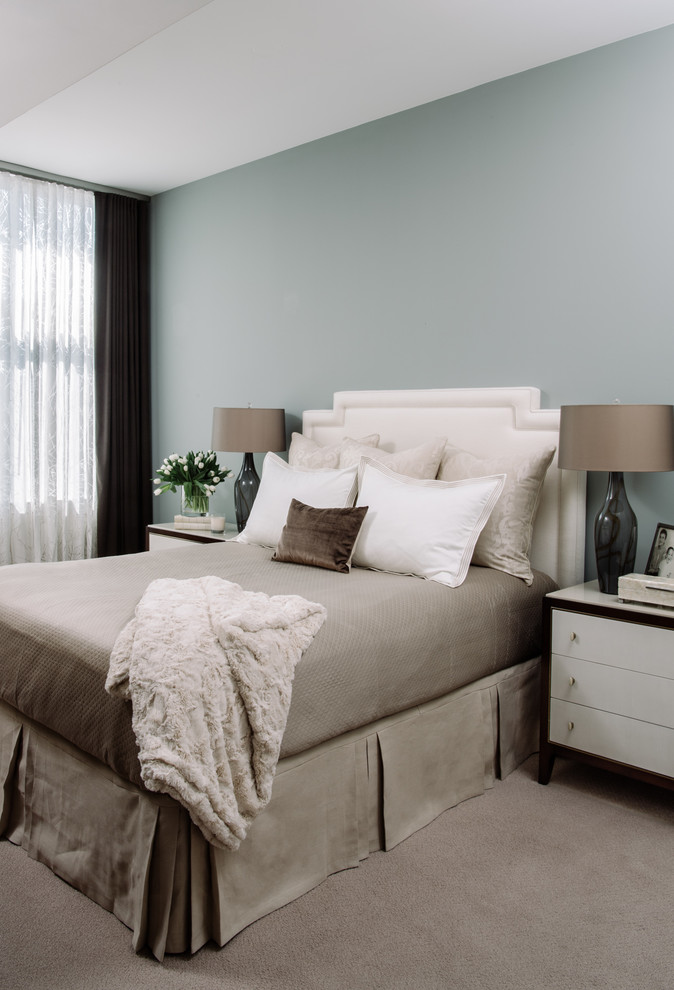 ワシントンD.C.にある中くらいなコンテンポラリースタイルのおしゃれな客用寝室 (ベージュの壁、濃色無垢フローリング、シアーカーテン、グレーとクリーム色) のレイアウト