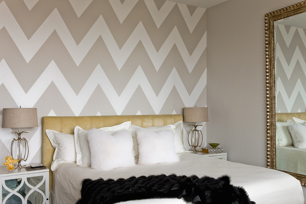 Пример оригинального дизайна: спальня в стиле неоклассика (современная классика) с разноцветными стенами и акцентной стеной