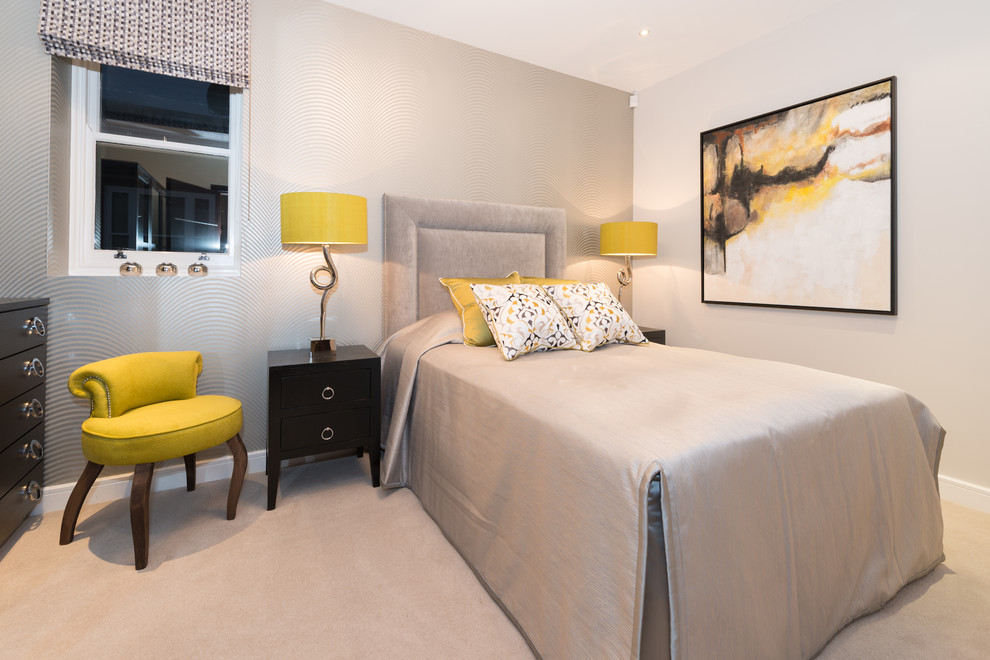 Идея дизайна: маленькая гостевая спальня (комната для гостей) в современном стиле с серыми стенами и ковровым покрытием для на участке и в саду
