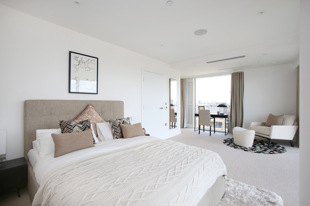 Modernes Hauptschlafzimmer mit weißer Wandfarbe und Teppichboden in London