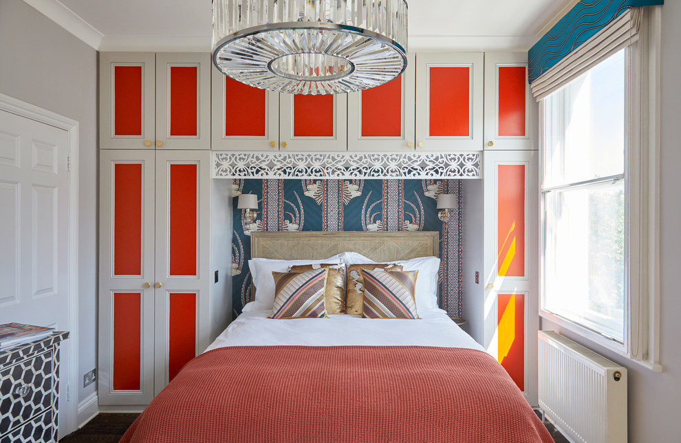 ロンドンにあるコンテンポラリースタイルのおしゃれな寝室 (グレーの壁、濃色無垢フローリング、茶色い床) のレイアウト