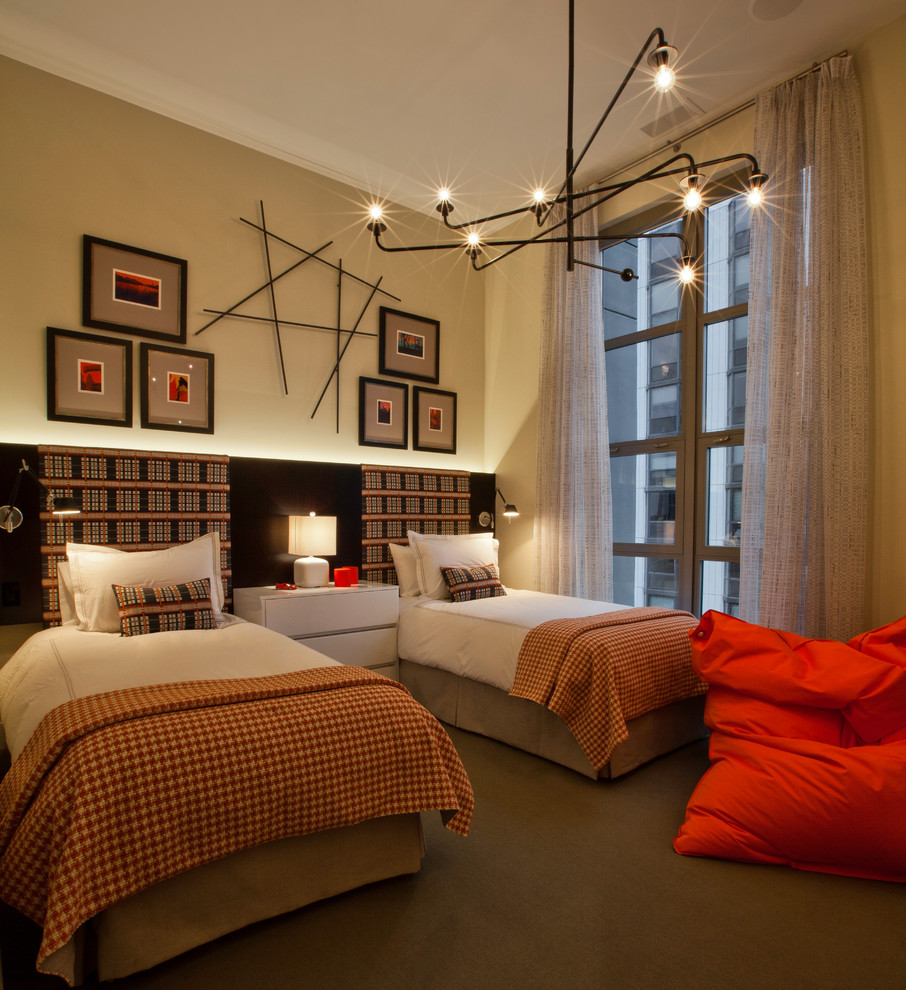 Foto de dormitorio contemporáneo con paredes beige, moqueta y suelo gris