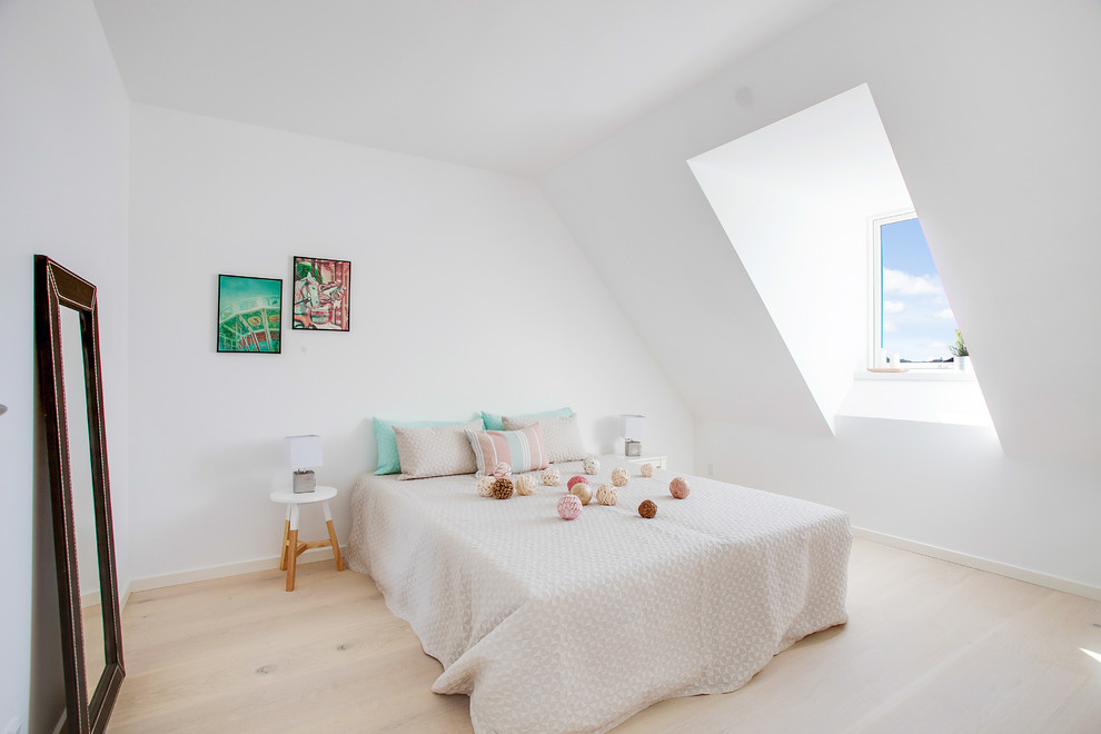 Mittelgroßes Skandinavisches Hauptschlafzimmer mit weißer Wandfarbe und hellem Holzboden in Kopenhagen