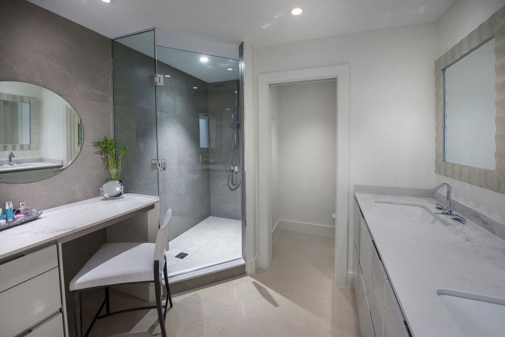Стильный дизайн: ванная комната среднего размера в стиле модернизм с белыми стенами, полом из керамогранита и бежевым полом - последний тренд