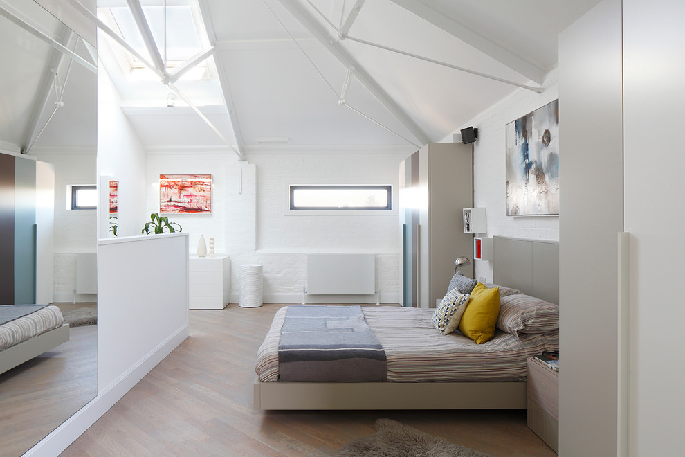 Idee per una camera matrimoniale contemporanea di medie dimensioni con pareti bianche, parquet chiaro e pavimento beige