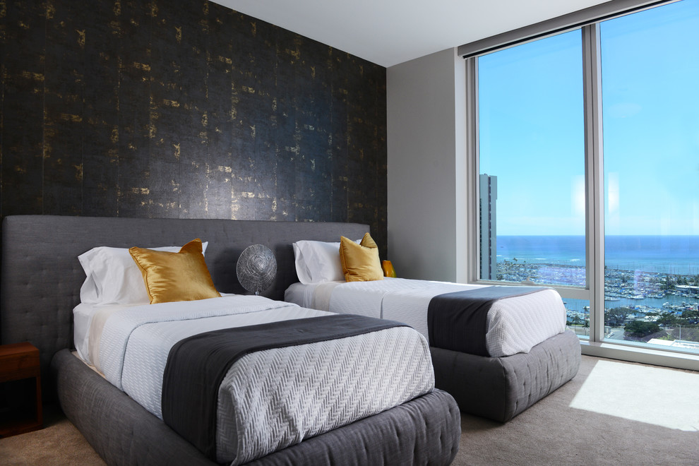 Modelo de habitación de invitados contemporánea de tamaño medio sin chimenea con paredes negras, moqueta y suelo gris