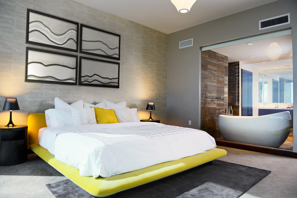 Стильный дизайн: большая хозяйская спальня в современном стиле с серыми стенами, ковровым покрытием, серым полом и акцентной стеной без камина - последний тренд