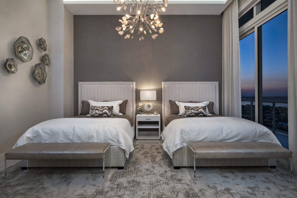 На фото: большая гостевая спальня (комната для гостей) в современном стиле с серыми стенами и мраморным полом