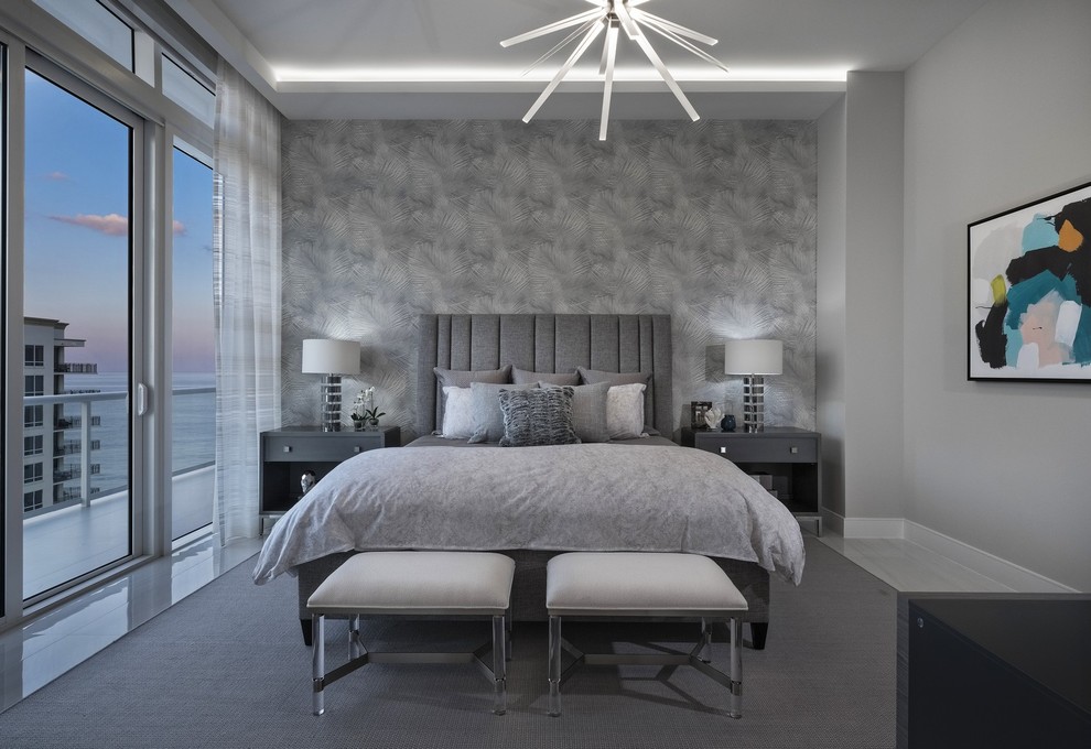 Foto de habitación de invitados actual grande con paredes grises y suelo de mármol