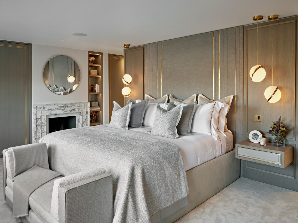 Стильный дизайн: хозяйская спальня в стиле неоклассика (современная классика) с ковровым покрытием, серым полом и панелями на части стены - последний тренд