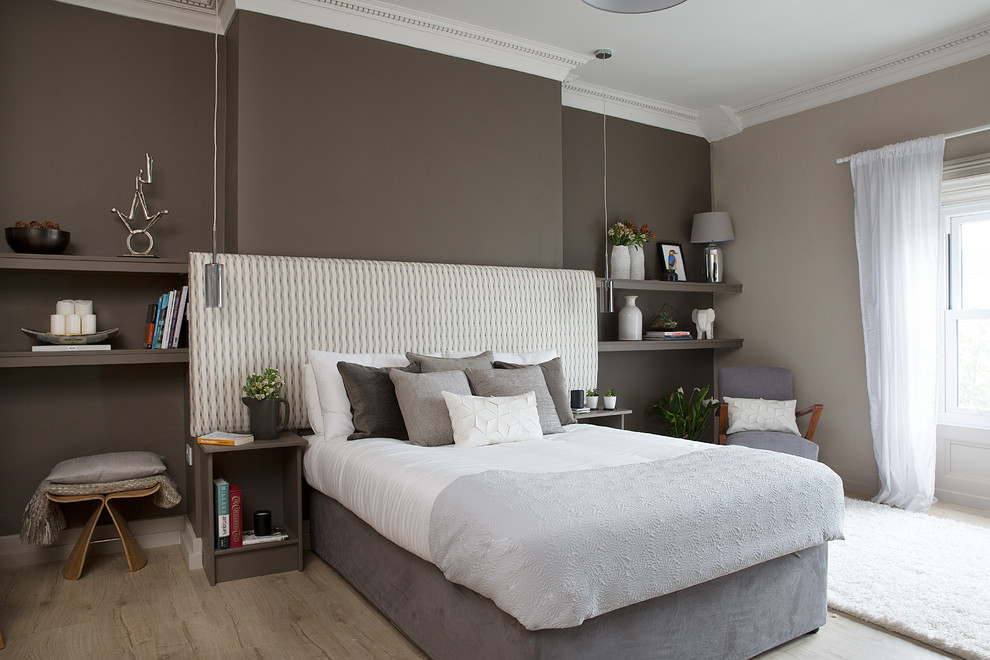 他の地域にある中くらいなコンテンポラリースタイルのおしゃれな寝室 (茶色い壁、淡色無垢フローリング、木材の暖炉まわり) のレイアウト