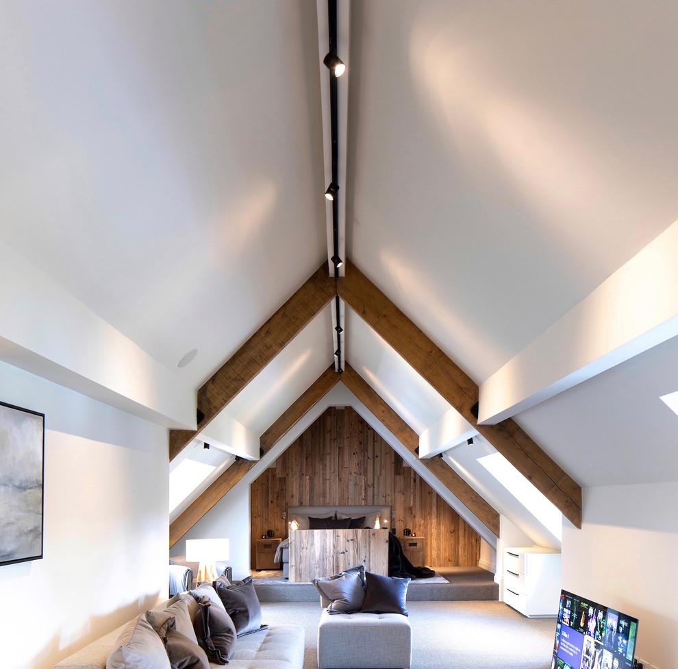 Großes Modernes Gästezimmer mit weißer Wandfarbe, Teppichboden und braunem Boden in Cheshire
