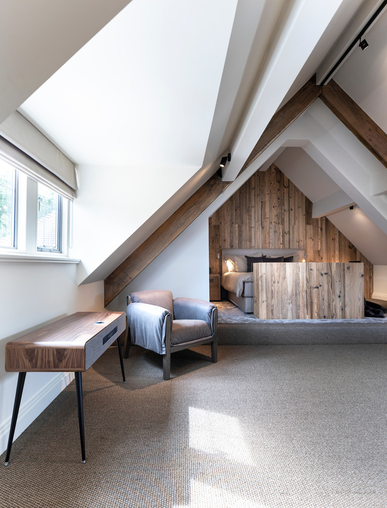 Großes Modernes Gästezimmer ohne Kamin mit weißer Wandfarbe, Teppichboden und braunem Boden in Cheshire
