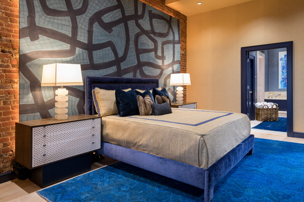 Modernes Hauptschlafzimmer ohne Kamin mit beiger Wandfarbe, hellem Holzboden, beigem Boden und Ziegelwänden in Sonstige