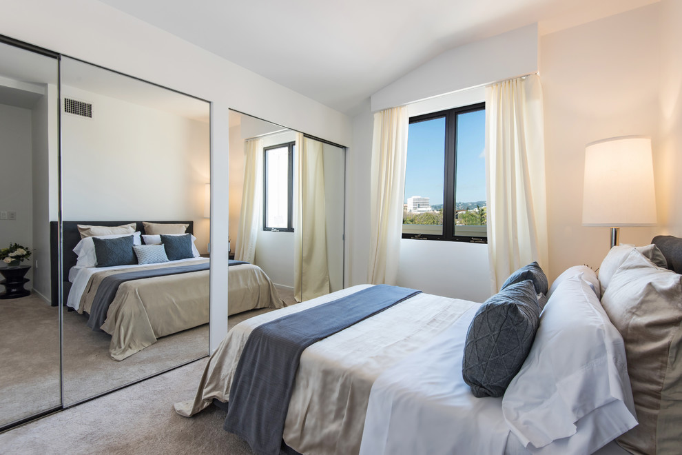 Стильный дизайн: гостевая спальня среднего размера, (комната для гостей) в современном стиле с белыми стенами, ковровым покрытием и бежевым полом - последний тренд