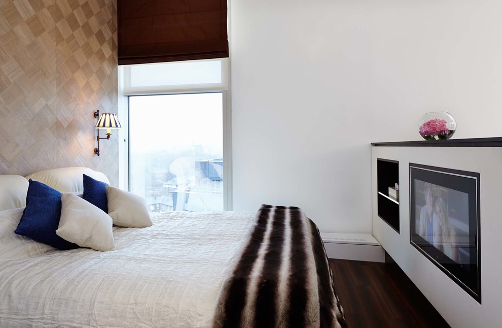 На фото: большая гостевая спальня (комната для гостей) в современном стиле с белыми стенами и темным паркетным полом с