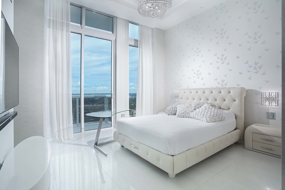 Modelo de habitación de invitados actual grande con paredes beige, suelo de baldosas de porcelana y suelo beige