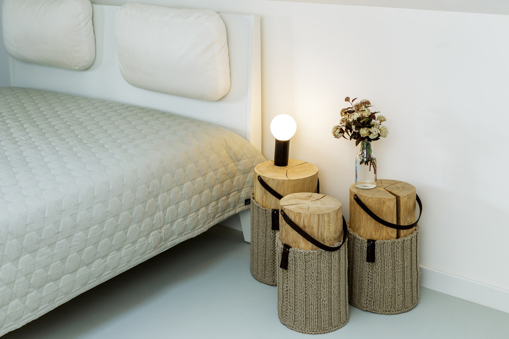 Пример оригинального дизайна: хозяйская спальня среднего размера в скандинавском стиле с белыми стенами и полом из линолеума