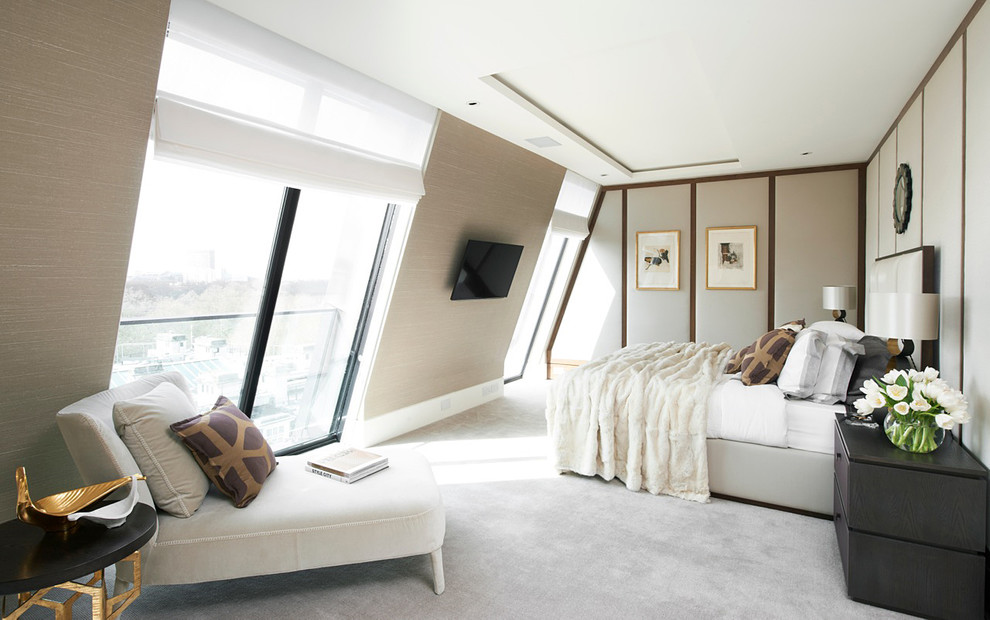 На фото: спальня в современном стиле с бежевыми стенами, ковровым покрытием и телевизором