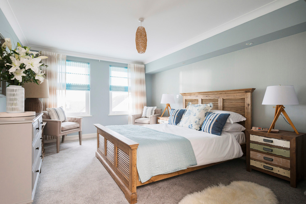 Maritimes Hauptschlafzimmer mit grauer Wandfarbe und Teppichboden in Cornwall