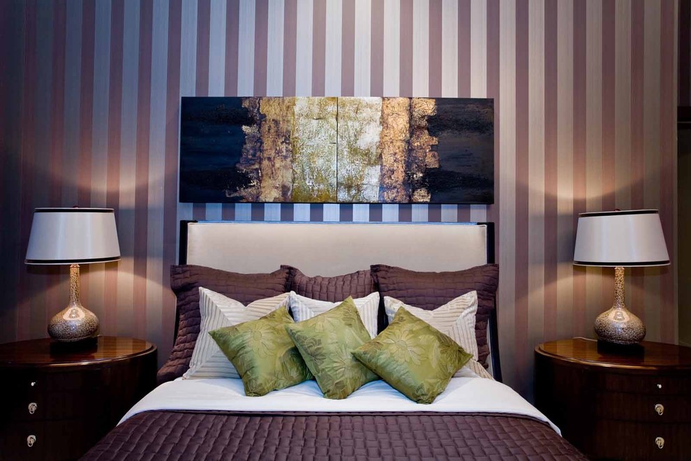 ポートランドにある中くらいなコンテンポラリースタイルのおしゃれな主寝室 (マルチカラーの壁、カーペット敷き、暖炉なし、ベージュの床)