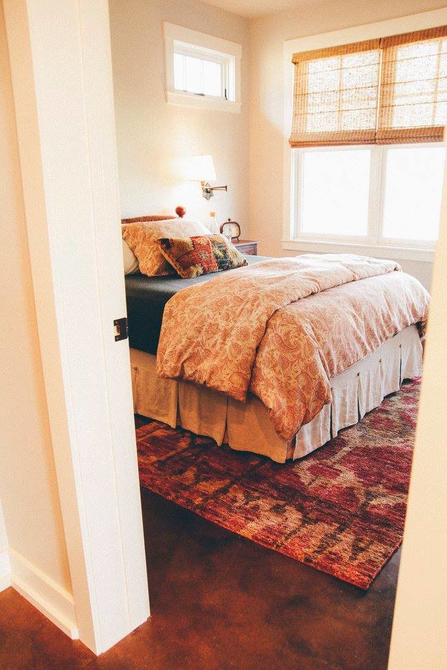 На фото: маленькая гостевая спальня (комната для гостей) в стиле кантри с бежевыми стенами и бетонным полом без камина для на участке и в саду с