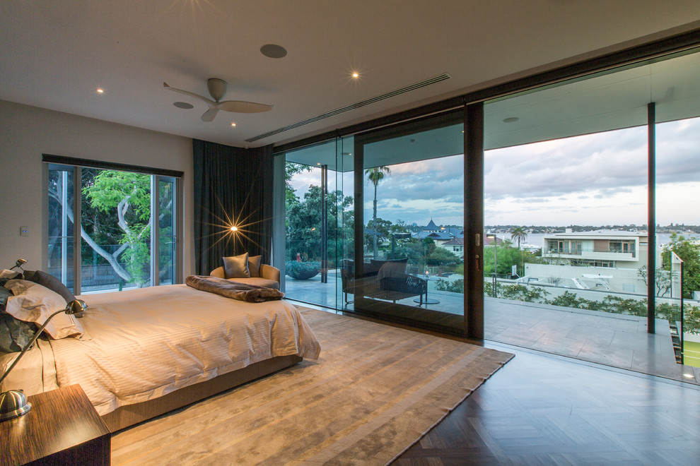 Modernes Schlafzimmer mit grauer Wandfarbe und dunklem Holzboden in Perth