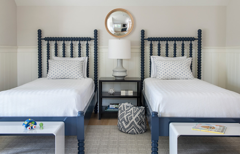 Свежая идея для дизайна: спальня в морском стиле с серыми стенами, паркетным полом среднего тона, коричневым полом и панелями на стенах - отличное фото интерьера