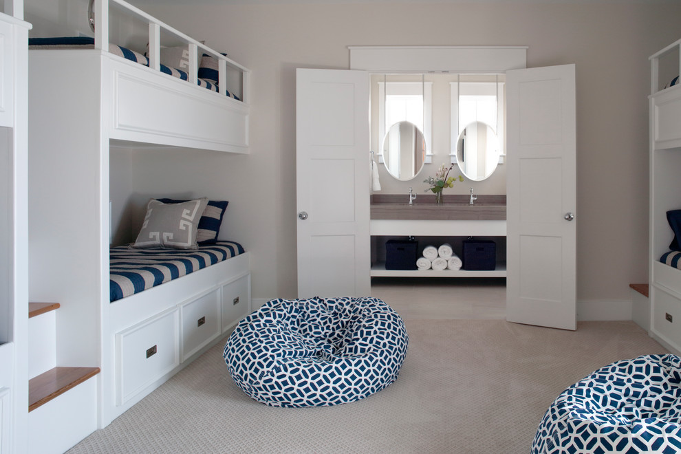 Пример оригинального дизайна: большая гостевая спальня (комната для гостей) с белыми стенами и ковровым покрытием без камина