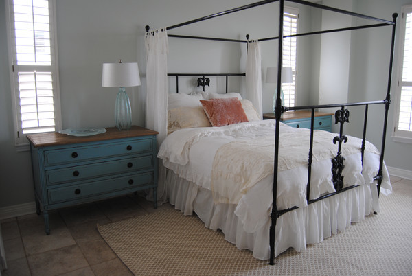 Пример оригинального дизайна: гостевая спальня (комната для гостей) в стиле кантри с белыми стенами и полом из керамической плитки без камина