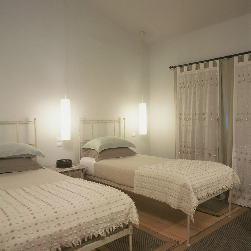 Источник вдохновения для домашнего уюта: гостевая спальня среднего размера, (комната для гостей) в морском стиле с белыми стенами и светлым паркетным полом