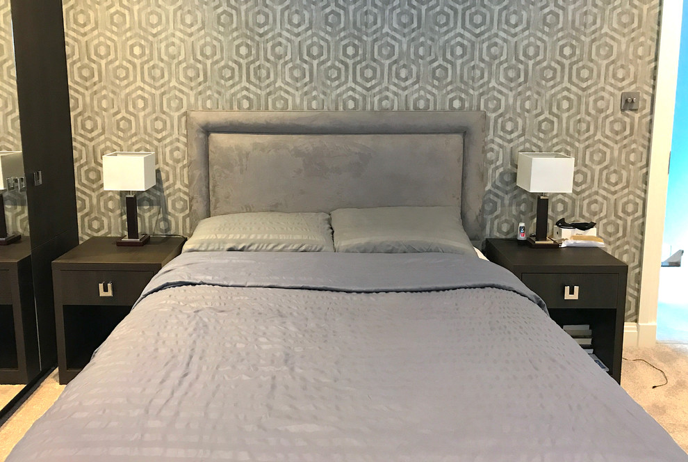 Идея дизайна: хозяйская спальня среднего размера в современном стиле с серыми стенами, ковровым покрытием и бежевым полом