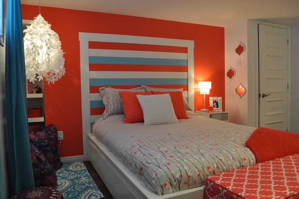 Inspiration för mellanstora moderna gästrum, med orange väggar och vinylgolv