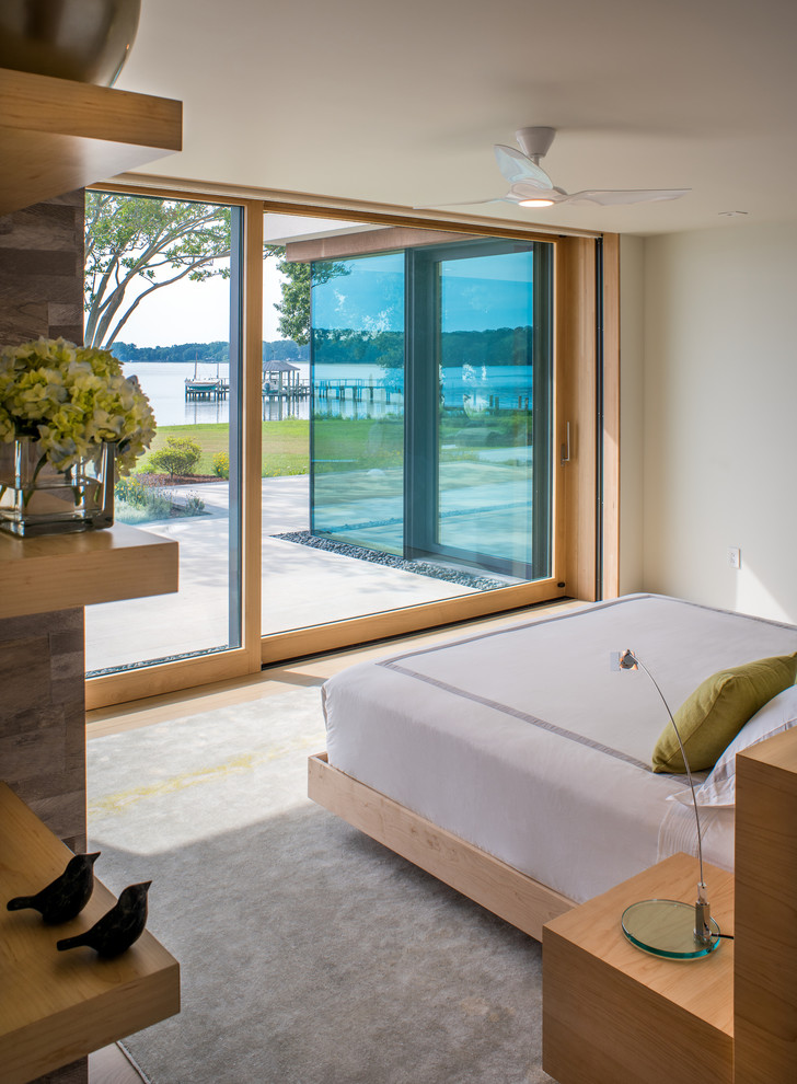 Стильный дизайн: хозяйская спальня в стиле модернизм с белыми стенами, полом из керамогранита и бежевым полом - последний тренд