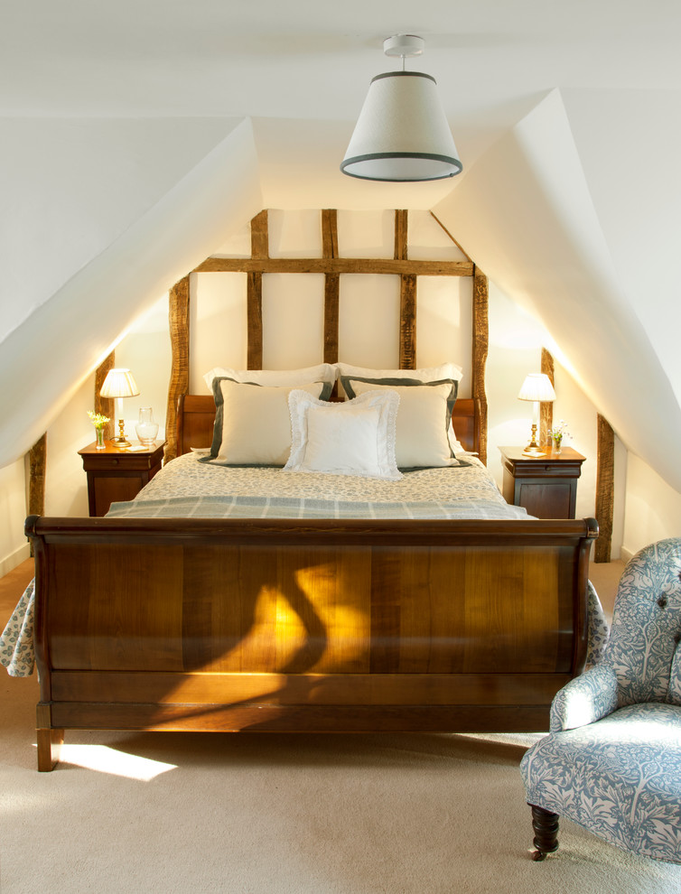 Пример оригинального дизайна: гостевая спальня среднего размера, (комната для гостей) в стиле кантри с ковровым покрытием и белыми стенами