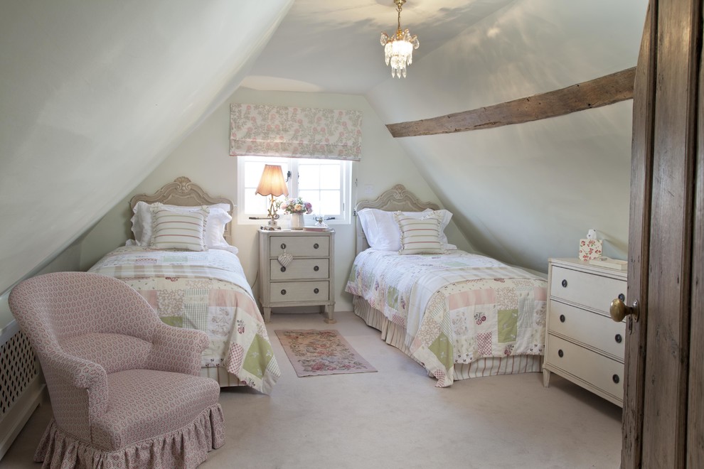 На фото: гостевая спальня среднего размера, (комната для гостей) на мансарде в стиле кантри с ковровым покрытием и белыми стенами